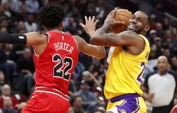 Avec un grand LeBron James, les Lakers résistent à la fougue des Bulls