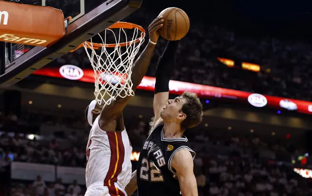 Le contre énorme de LeBron sur Splitter