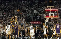 Le 13 mai 2004, Derek Fisher tue les Spurs avec 0.4 seconde à jouer…