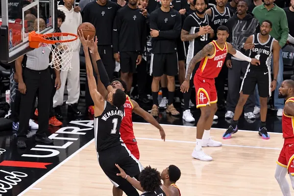 Amen Thompson bâche Victor Wembanyama pour valider la victoire des Rockets
