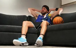 Klay Thompson regarde ses propres highlights sur YouTube pour reprendre confiance