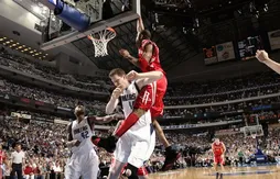 Le 25 avril 2005, Tracy McGrady grimpe sur Shawn Bradley