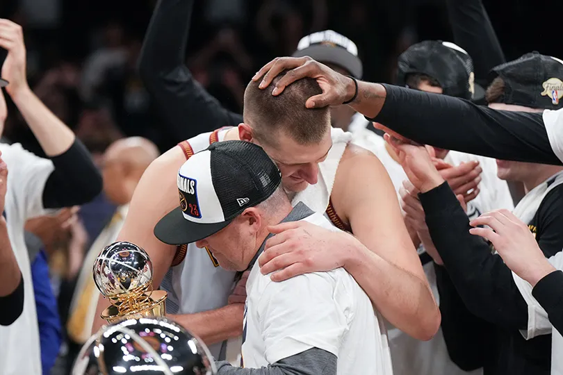 Mike Malone embrasse Nikola Jokic après la qualification en Finals NBA