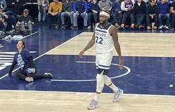 Une activiste a tenté de se… coller au parquet des Wolves