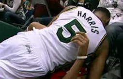 Quand Nicolas Batum et Devin Harris font un calin