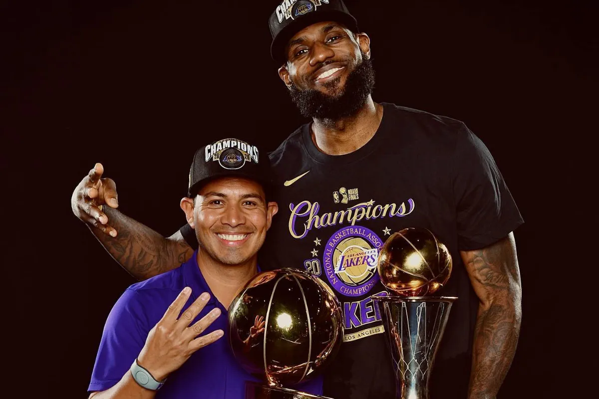 Mike Mancias et LeBron James