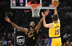 Kenny Atkinson crie sur Evan Mobley pour qu’il soit agressif en attaque