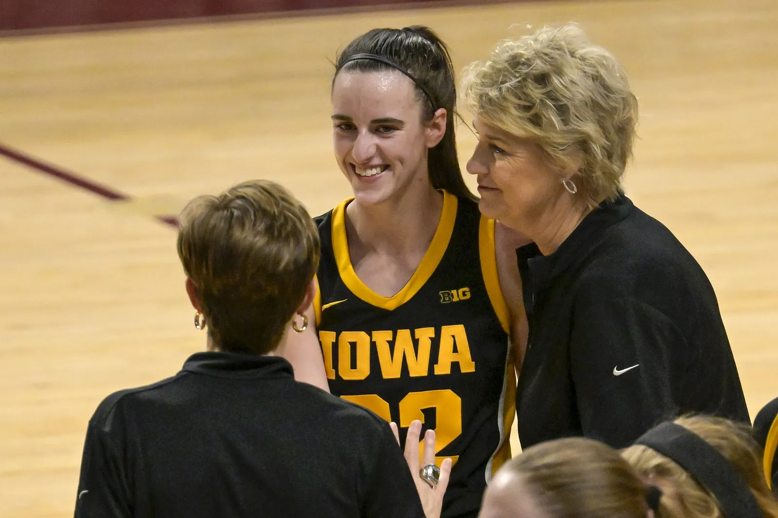 Caitlin Clark (Iowa) avec sa coach Lisa Bluder
