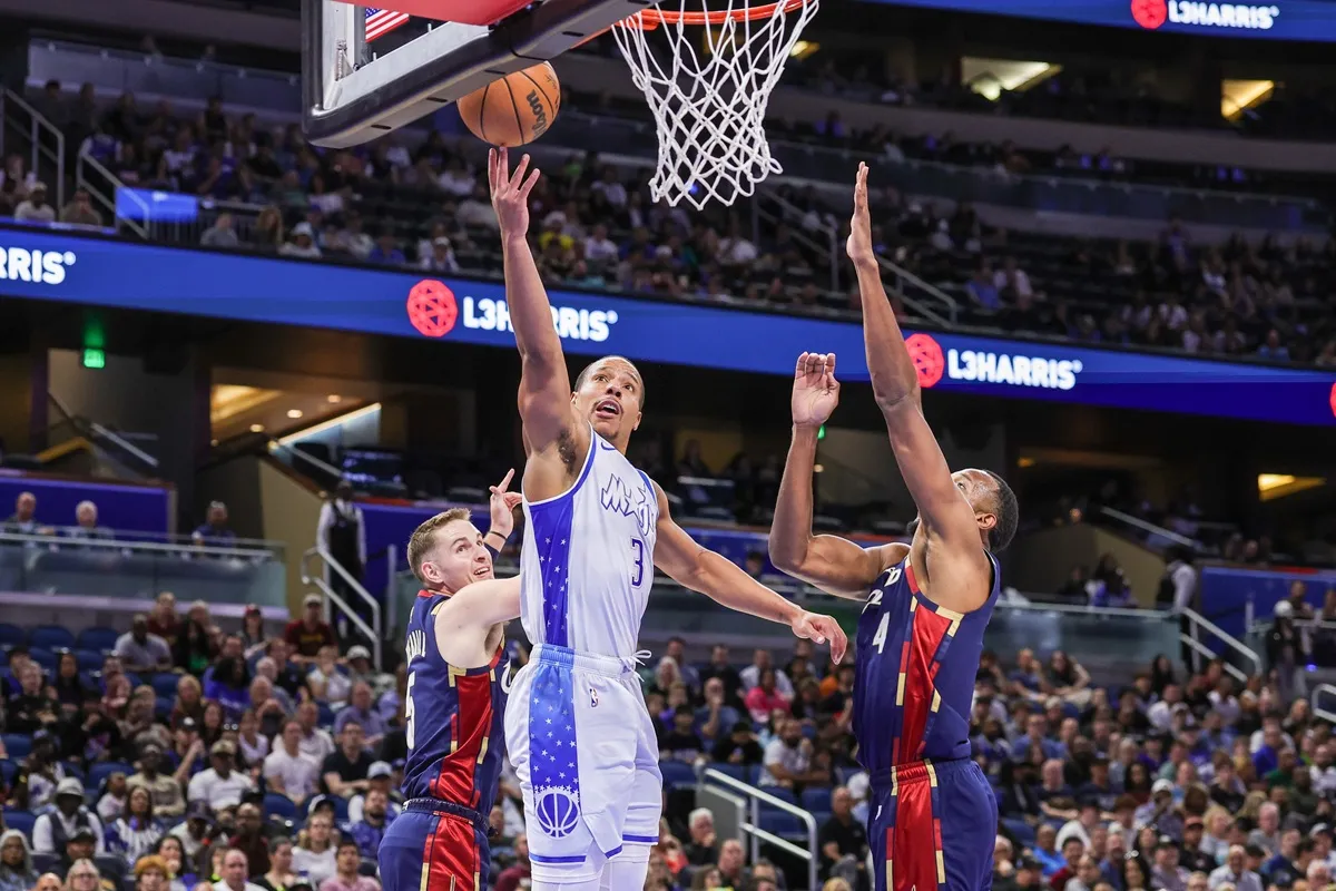 Desmond Bane (Magic) face à Evan Mobley (Cavaliers)
