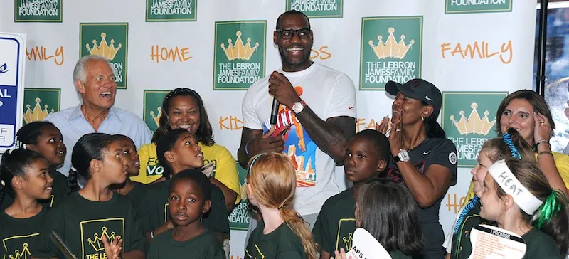 Education : LeBron James poursuit ses efforts pour la ville d'Akron