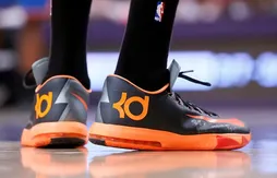 Un joueur NBA peut-il porter le modèle de chaussures d’un adversaire ?