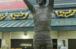 La statue de Larry Bird dévoilée à Indiana State