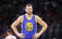 Les Sixers et les Warriors sur la piste d’Andrew Bogut