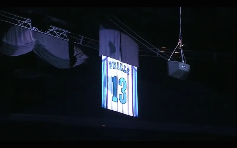 Le maillot de Bobby Phills est revenu à Charlotte