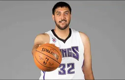 Sim Bhullar devient le premier joueur d’origine indienne à jouer un match NBA