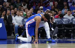Joel Embiid cherche des solutions pour son genou