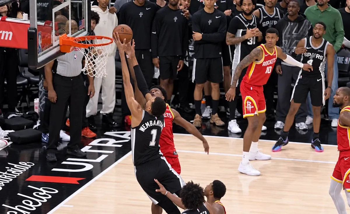 Amen Thompson bâche Victor Wembanyama pour valider la victoire des Rockets