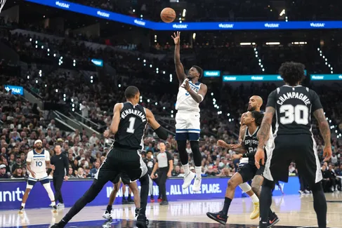 https://www.basketusa.com/thumbor/HVALVQxesLeHbBNeJa5_6frofN8=/487x325/smart/filters:format(webp)/https%3A%2F%2Fmedia.basketusa.com%2Fmain%2F2026%2F05%2FG4-edwards.jpg