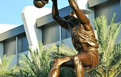 Shaquille O’Neal honoré par LSU avec une statue somptueuse