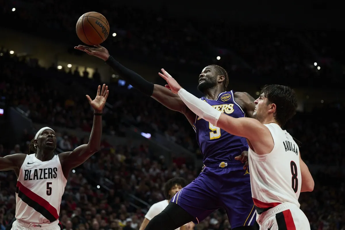 Deandre Ayton avec les Lakers