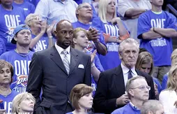 Alonzo Mourning et Pat Riley au milieu des fans du Thunder qui les chambrent