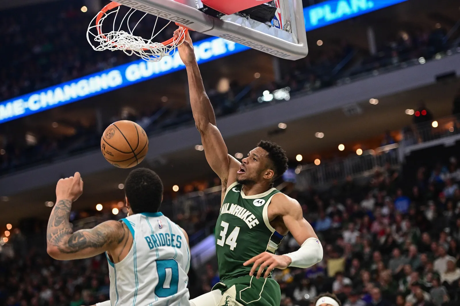 Giannis Antetokounmpo (Milwaukee Bucks) au dunk contre les Hornets