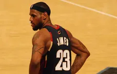 LeBron James répond à Kobe avec 52 points et un triple double !