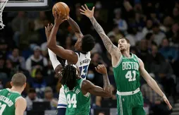 Les Wolves conservent Nathan Knight