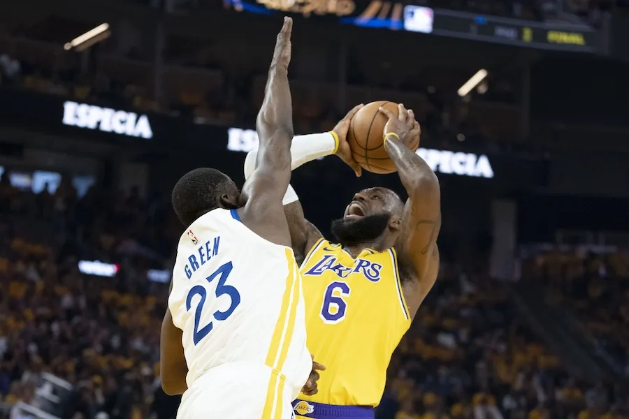 LeBron James défie Draymond Green