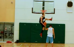 Le dunkeur du jour : “Spiderman” passe un 360° Rider par-dessus quelqu’un