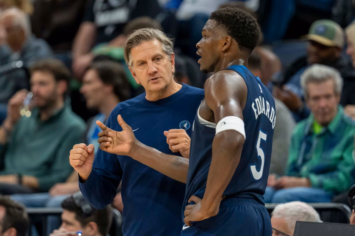 Anthony Edwards et Chris Finch avec les Wolves