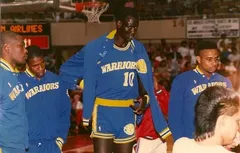 Manute Bol a effectué toute sa carrière avec de faux papiers