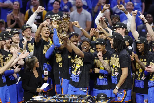 Oklahoma City Thunder champions NBA 2025 célébrant leur victoire au Paycom Center contre les Indiana Pacers, favoris pour le titre NBA 2026 selon les pronostics