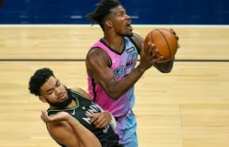 Jimmy Butler tape du poing sur la table