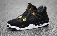 La Air Jordan 4 en noir et or