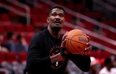 Deandre Ayton puni par Chauncey Billups