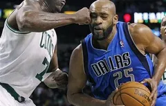 La photo du jour : Jermaine O’Neal met une droite à Vince Carter