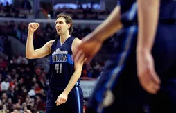 Dirk Nowitzki très touché d’avoir sa silhouette sur le parquet des Mavericks