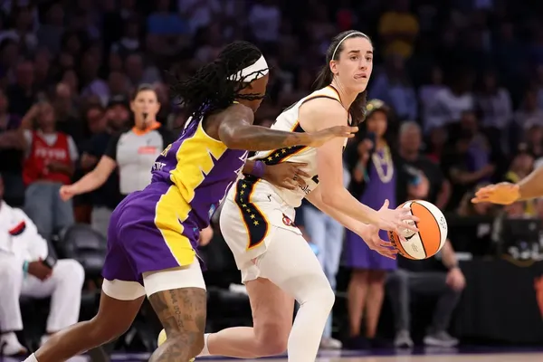 Caitlin Clark revient, mais le Fever explose en défense à Los Angeles