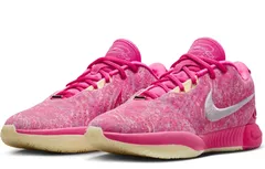 La LeBron 21 passe enfin au rose