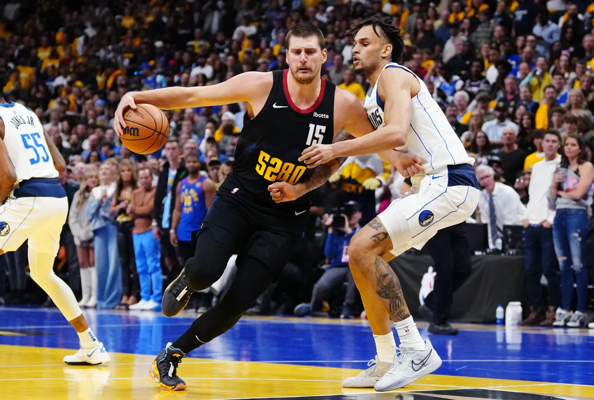 Nikola Jokic face aux Mavericks