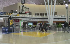 Les Pacers installent un terrain de basket dans l’aéroport !