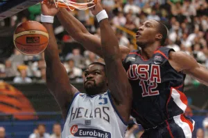 Il y a 20 ans, la Grèce infligeait à Team USA la défaite qui allait façonner la Redeem Team