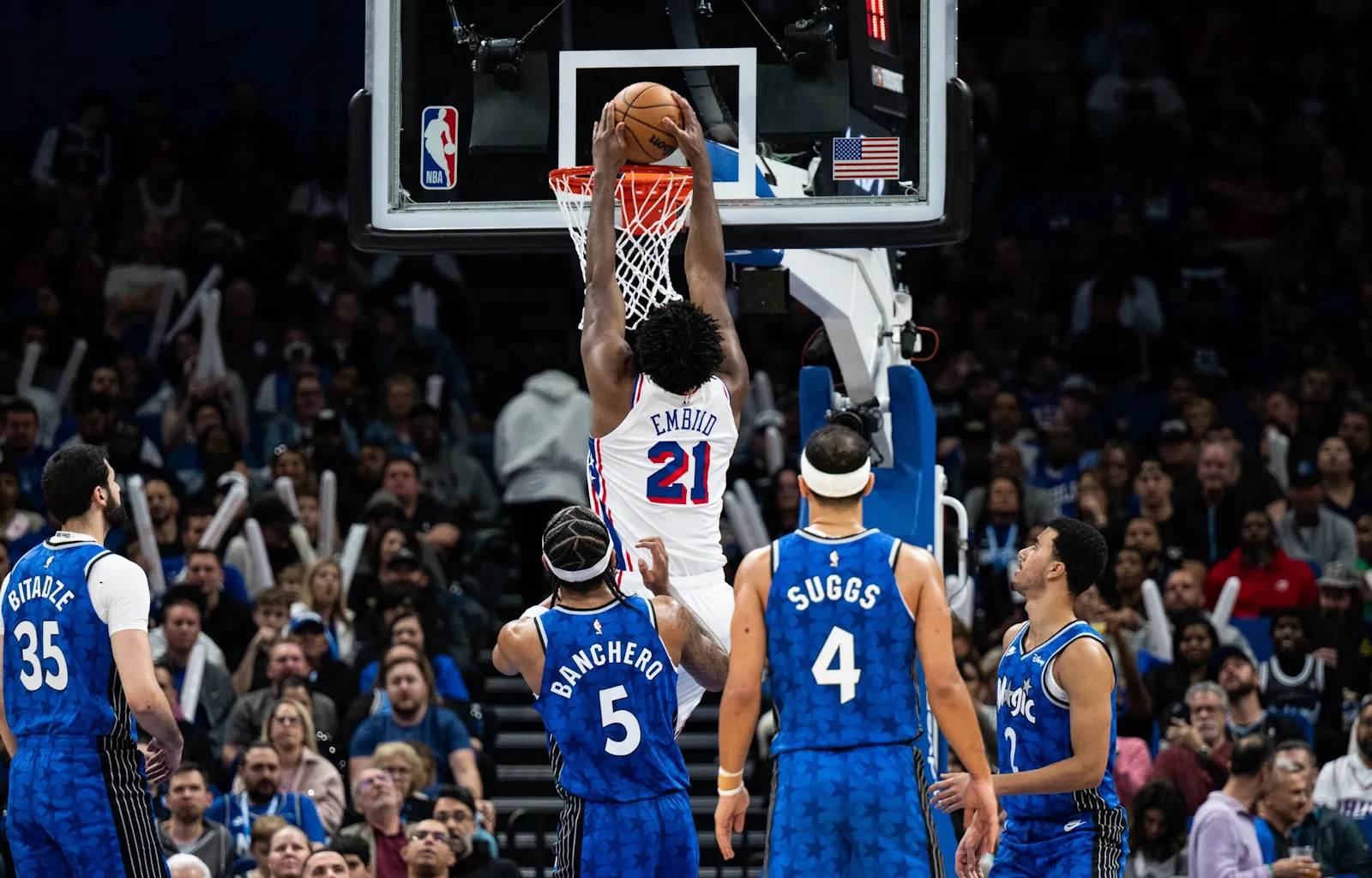 Joel Embiid écrase une T-Mac