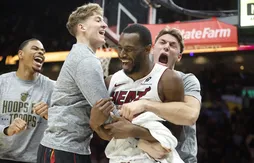 Andrew Wiggins terrasse les Cavs sur un alley-oop au buzzer !