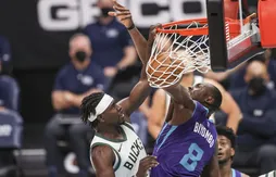Les Bucks font plier des Hornets accrocheurs