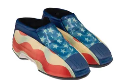 Une paire de chaussures offerte par Kobe Bryant au lycéen LeBron James mise aux enchères