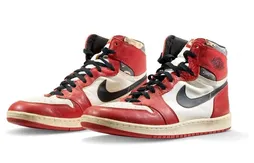 La première paire d’Air Jordan portée par Michael Jordan devient la sneaker la plus chère de l’histoire