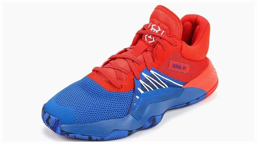 Plus de six mois après sa présentation, la chaussure signature se dévoile enfin avec des photos officielles. La sortie est programmée pour le 5 juillet à un prix très raisonnable.