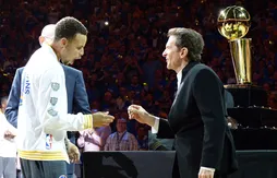 Covid-19 : le co-propriétaire des Warriors vend sa bague de champion 2015 aux enchères dans le cadre du « All In Challenge»